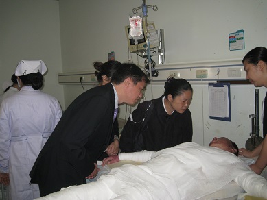 1447639610967520.jpg 远光瑞康集团董事长董林艺一行看望烧伤重病人杨静,并送去慰问金.JPG