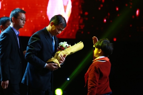 1447640239332694.jpg 在“微善·大爱”2015湖北年度慈善盛典颁奖会上,“十佳小额冠名基金”获奖单位远光瑞康董事长董林艺接受少先队员献花.jpg