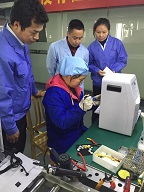 车间领导现场指导员工做好本职工作.jpg