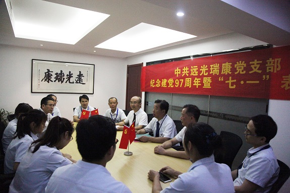 党支部负责人给大家讲党课.JPG